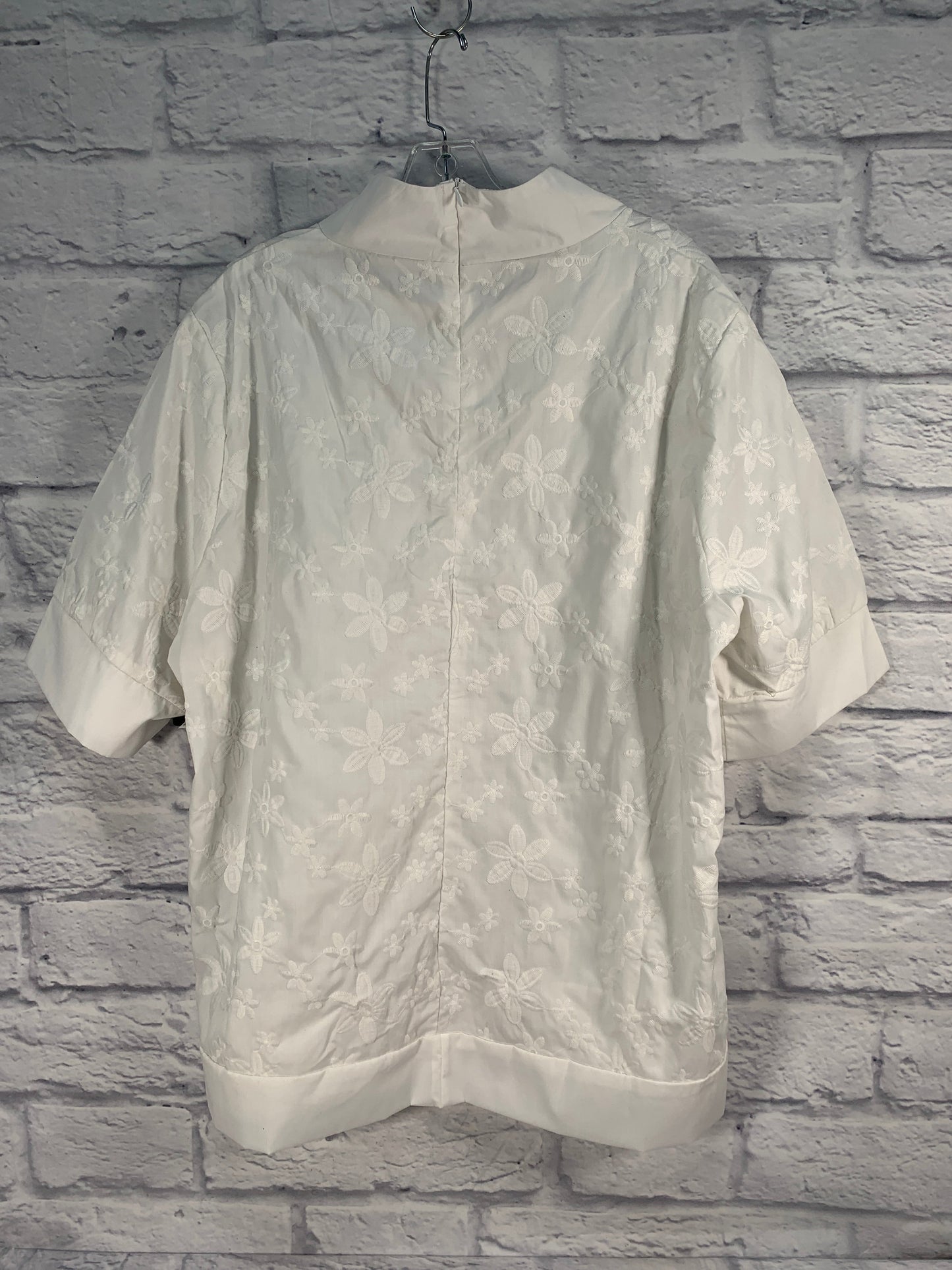 White Top Short Sleeve Clothes Mentor, Size 3x
