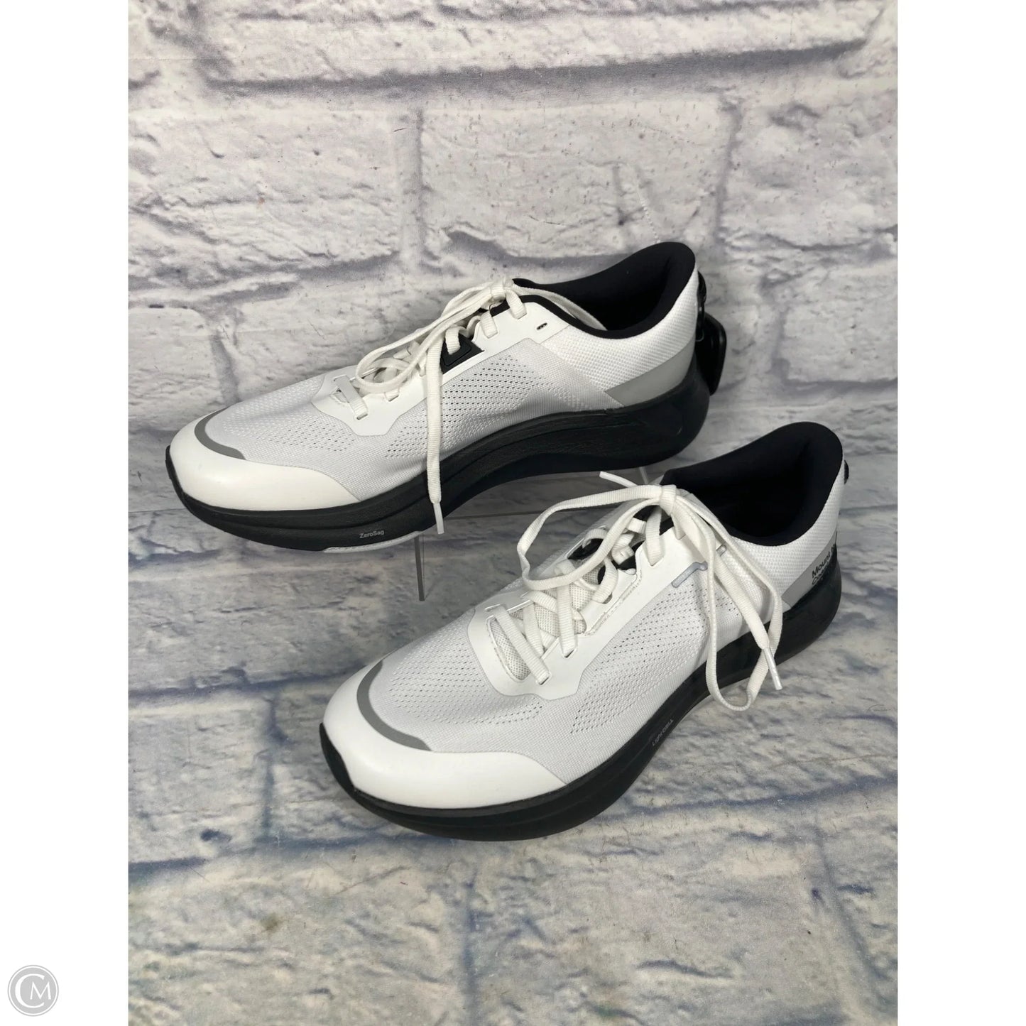 Shoes Sneakers By Clothes Mentor In Black & White, Size: 10.5