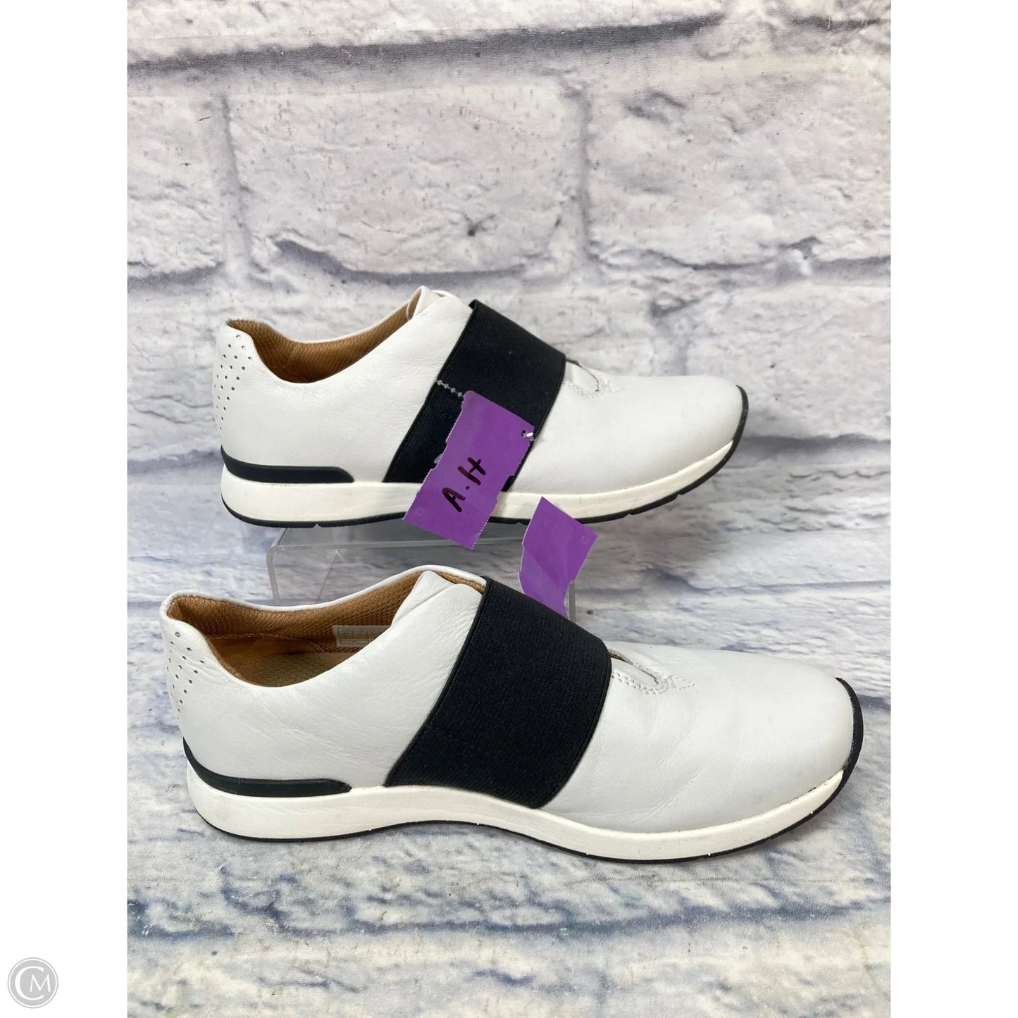 Shoes Athletic By Vionic In Black & White, Size: 6