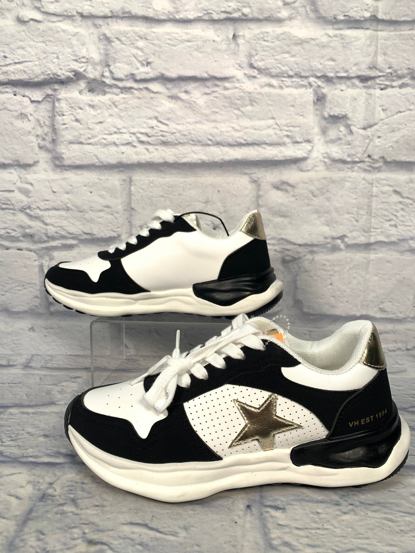 Shoes Sneakers By Vintage Havana In Black & White, Size: 7.5