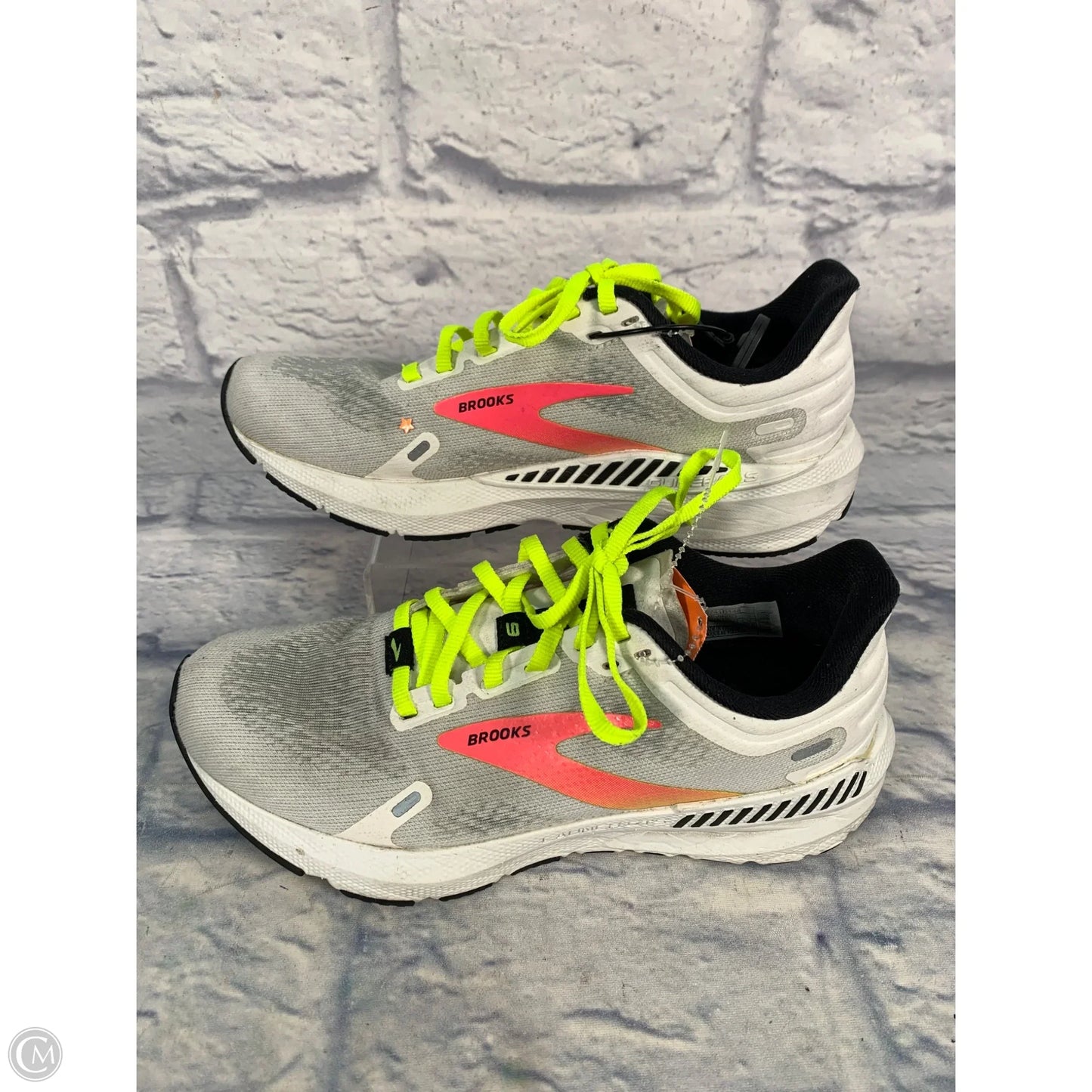 Shoes Athletic By Brooks In White, Size: 5.5