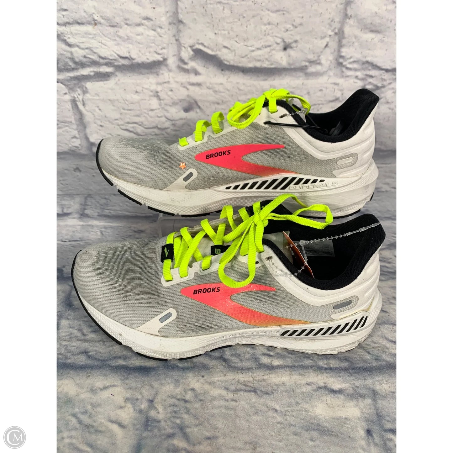 Shoes Athletic By Brooks In White, Size: 5.5