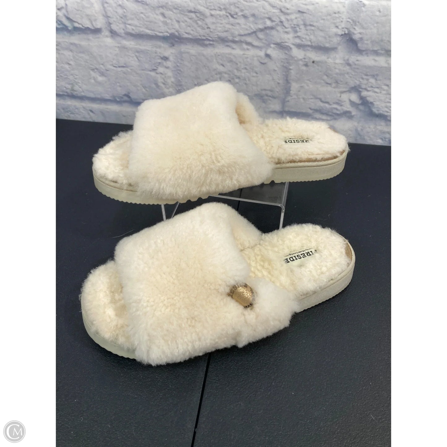 Slippers By Clothes Mentor In Cream, Size: 9