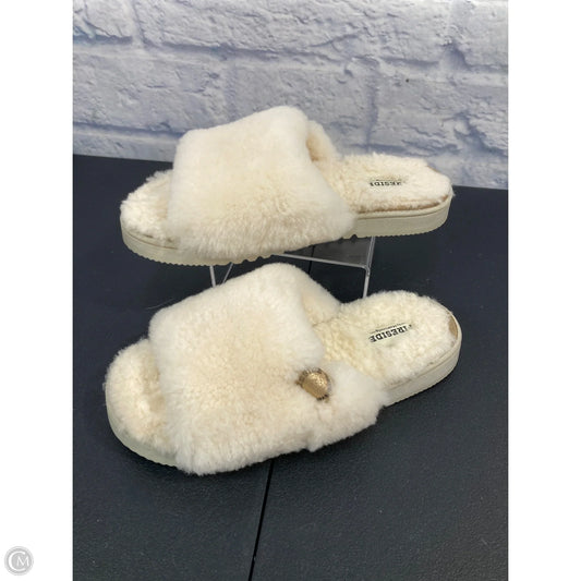 Slippers By Clothes Mentor In Cream, Size: 9