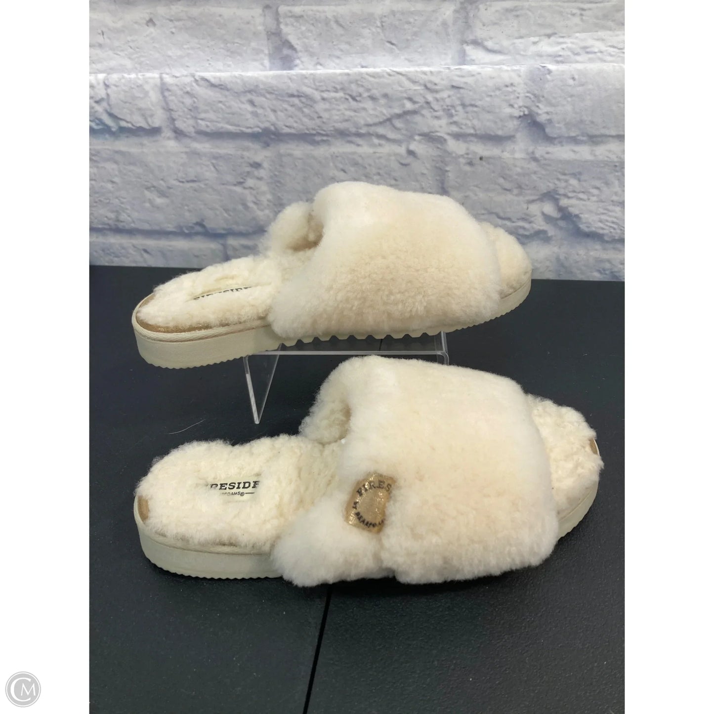 Slippers By Clothes Mentor In Cream, Size: 9