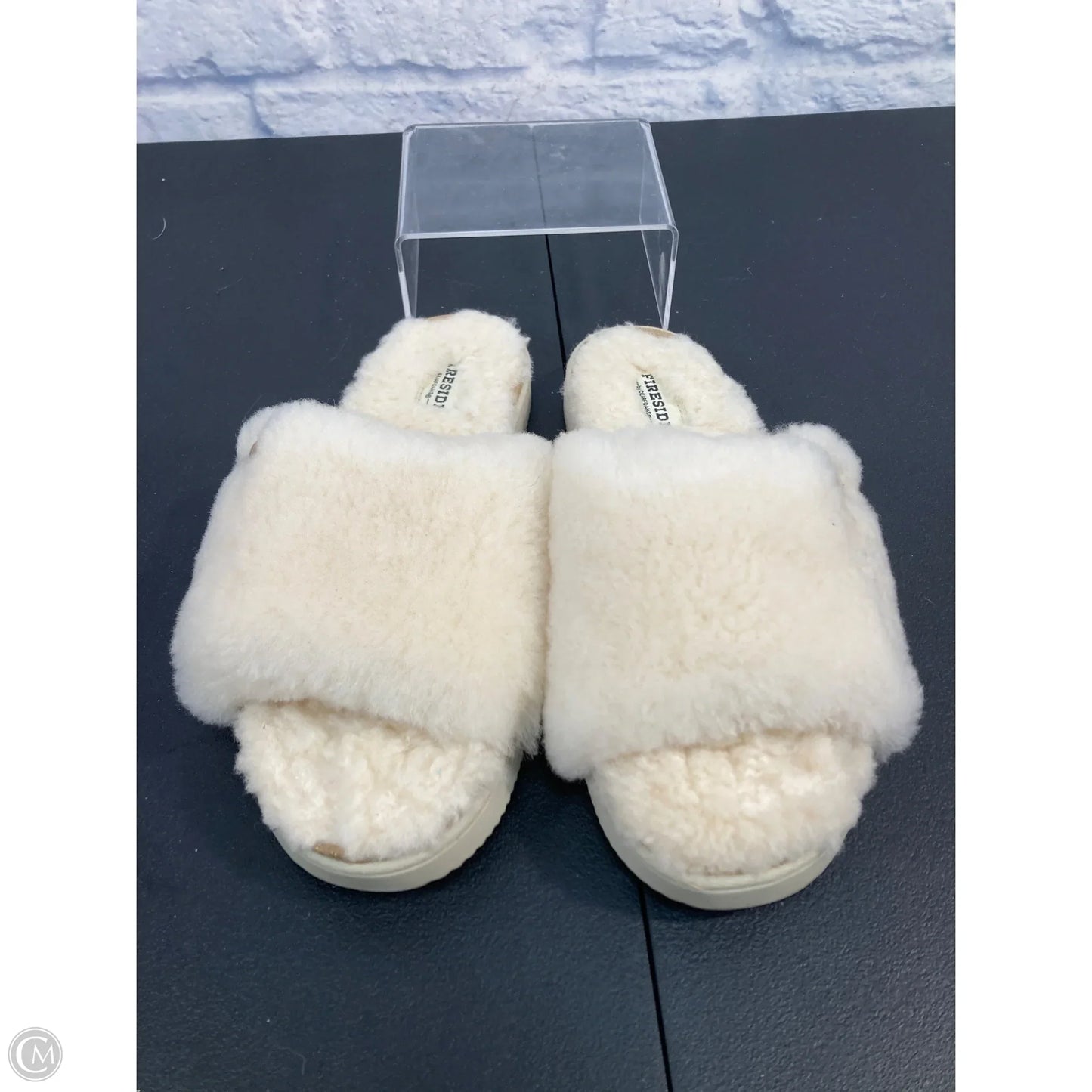 Slippers By Clothes Mentor In Cream, Size: 9