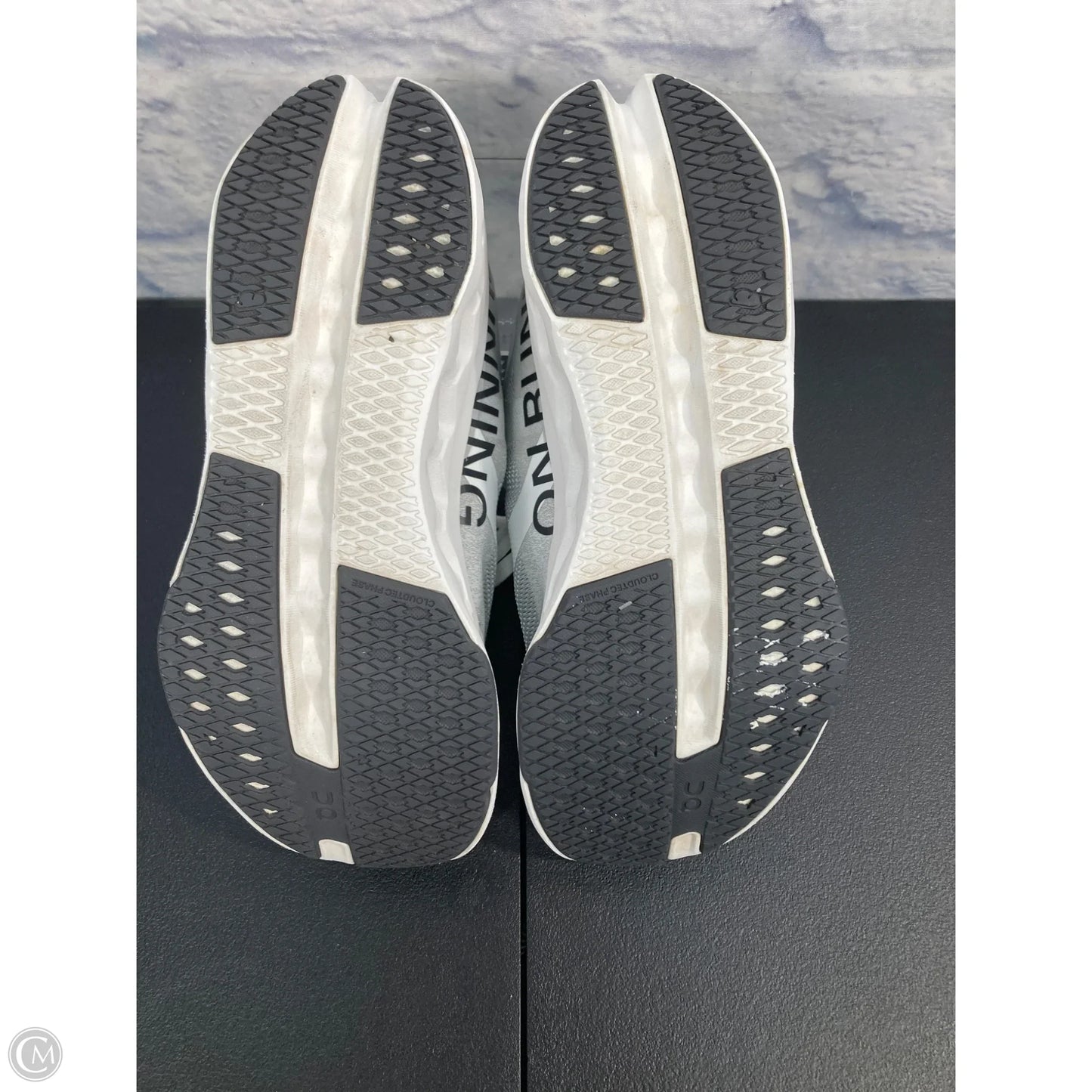 Shoes Athletic By On Cloud In Grey & White, Size: 7.5
