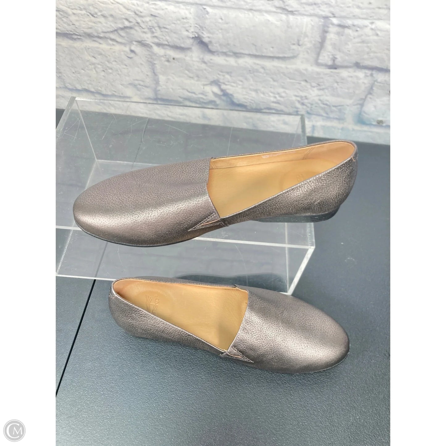 Shoes Flats By Dansko In Silver, Size: 8.5