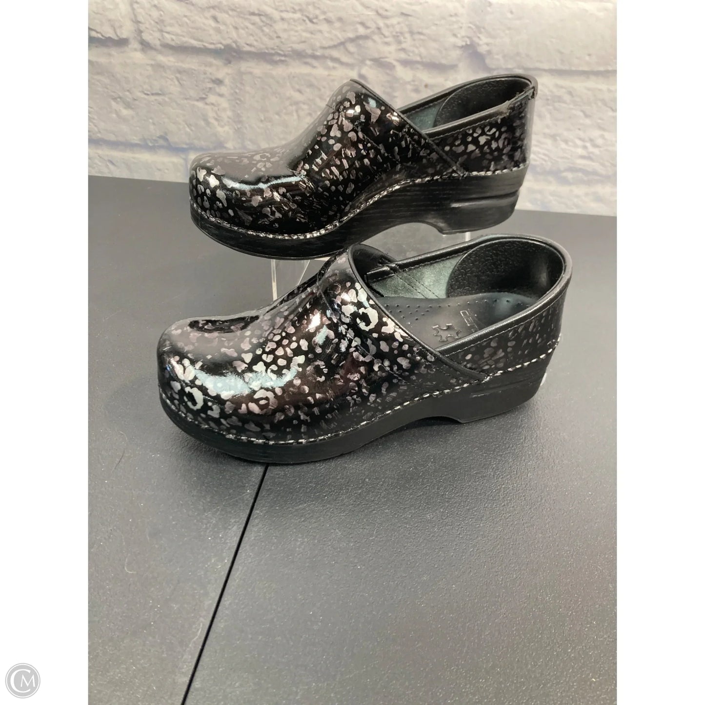 Shoes Flats By Clothes Mentor In Animal Print, Size: 6