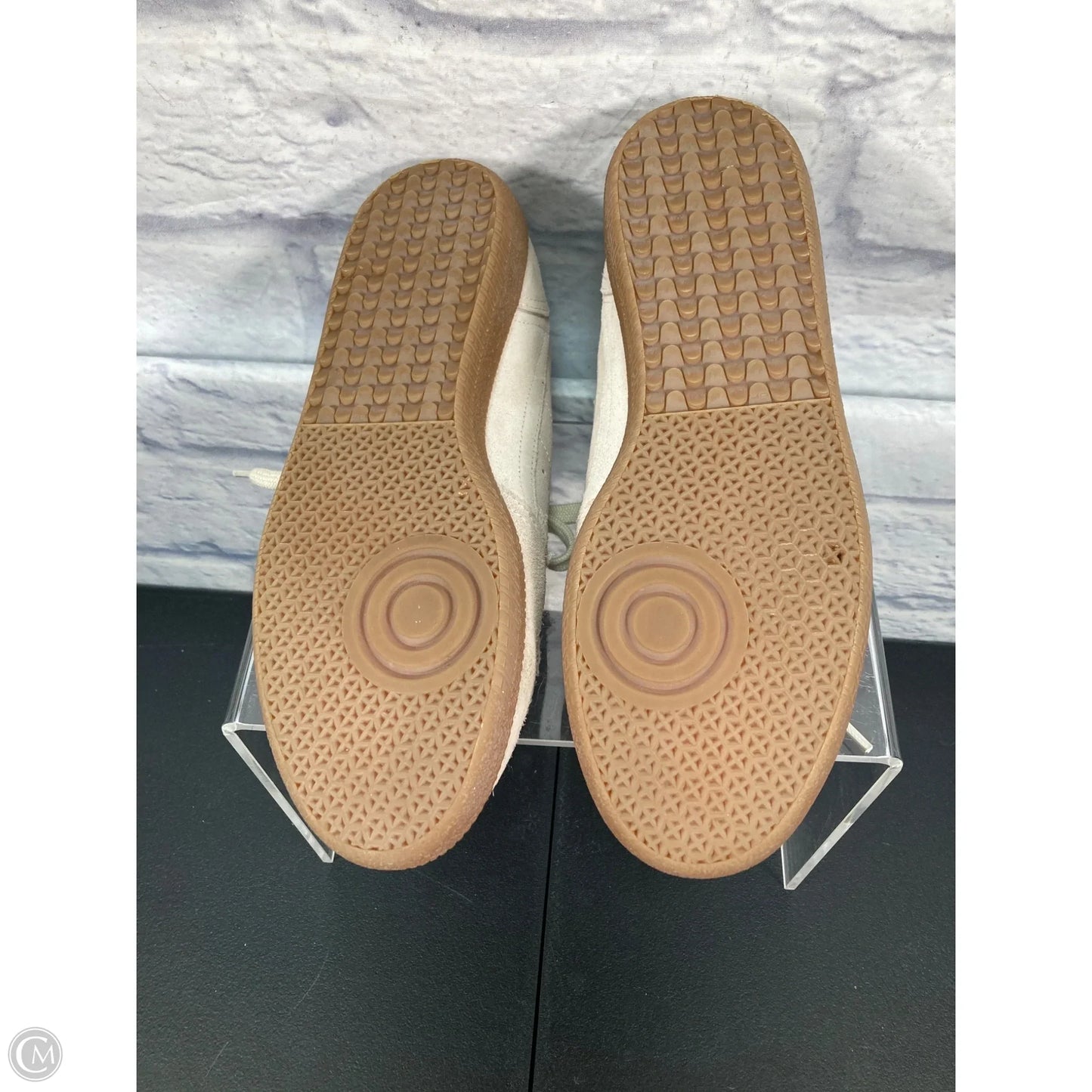 Shoes Sneakers By Clothes Mentor In Cream, Size: 10.5