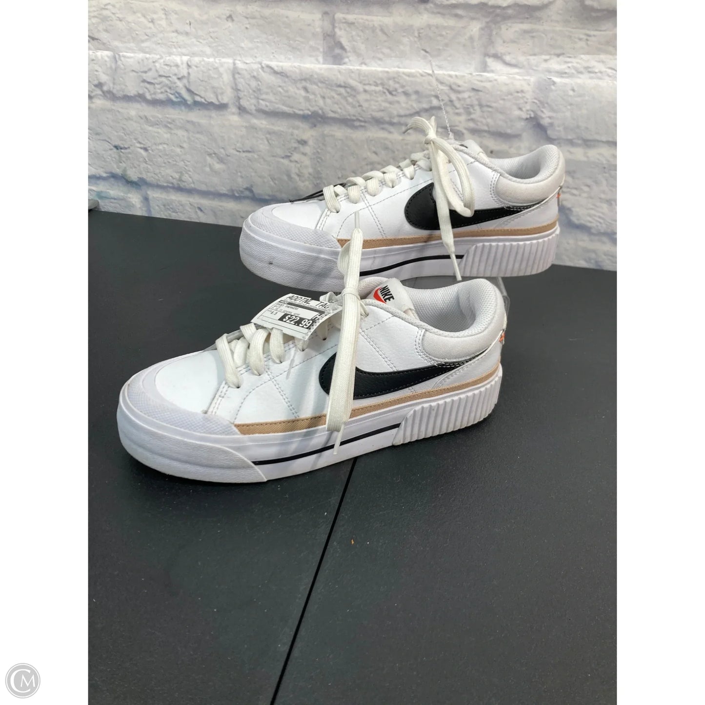 Shoes Sneakers By Nike In White, Size: 6.5
