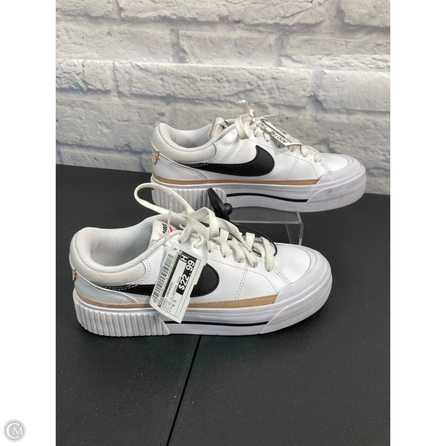 Shoes Sneakers By Nike In White, Size: 6.5