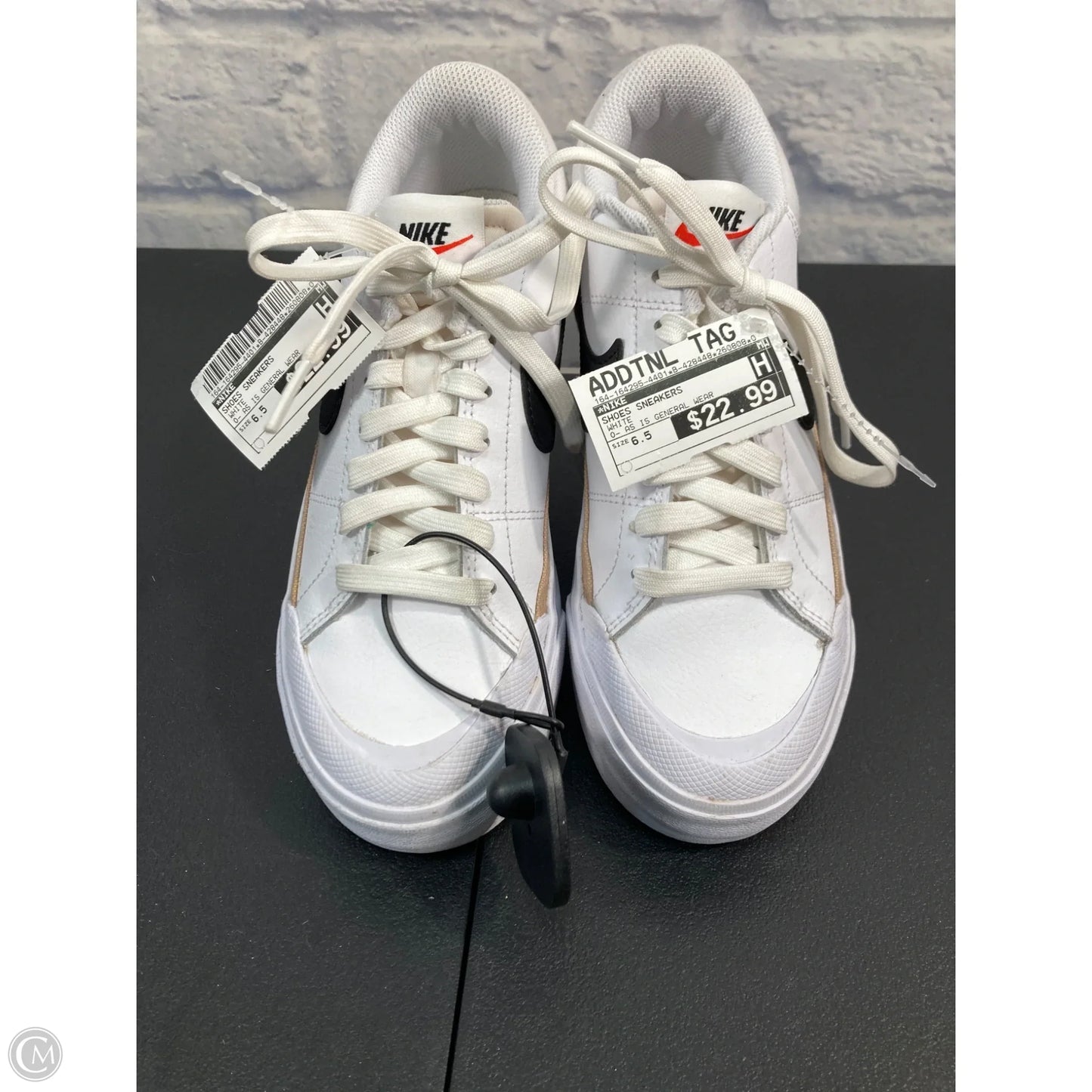 Shoes Sneakers By Nike In White, Size: 6.5