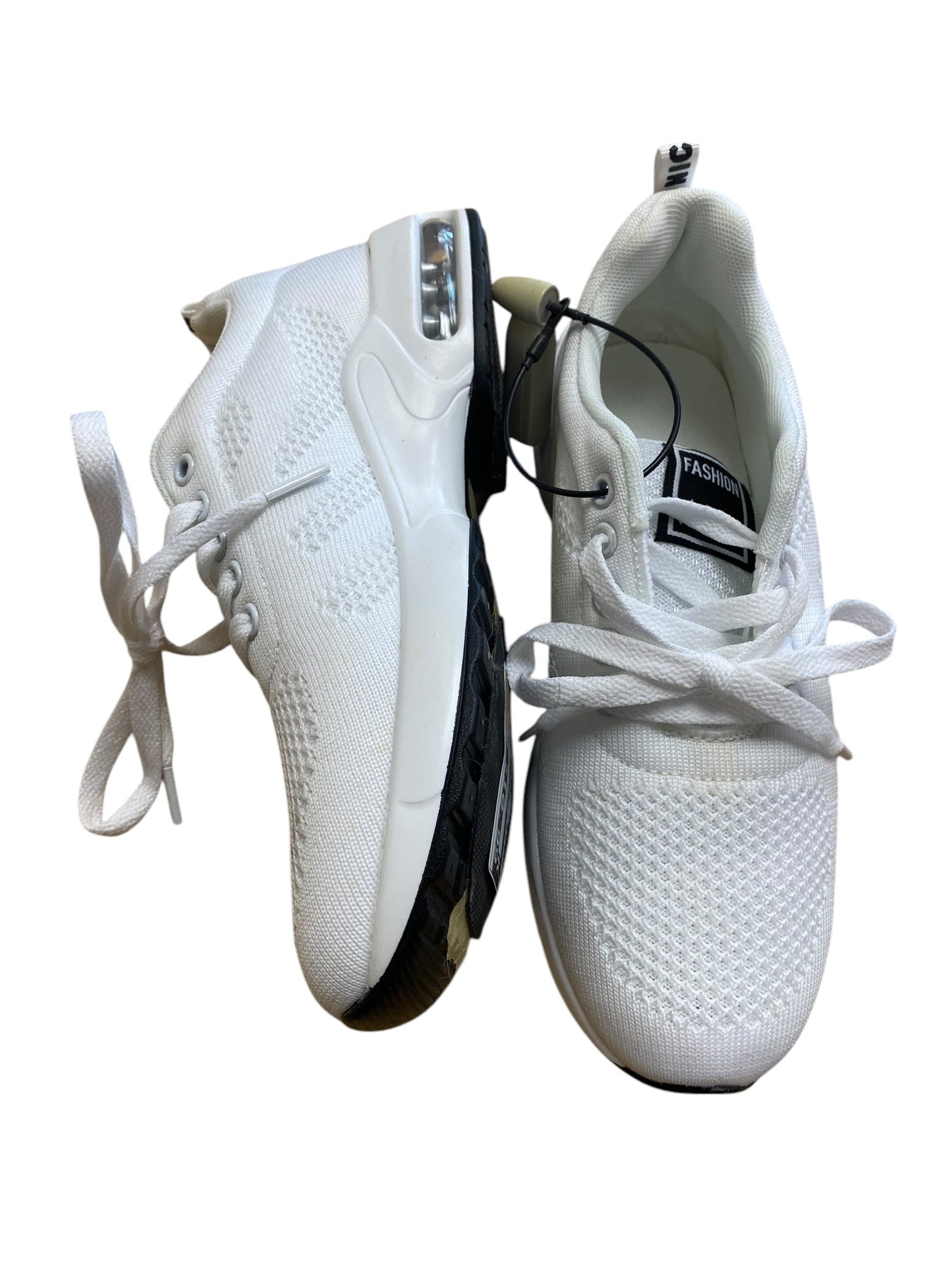 Shoes Athletic By Clothes Mentor In White, Size: 7