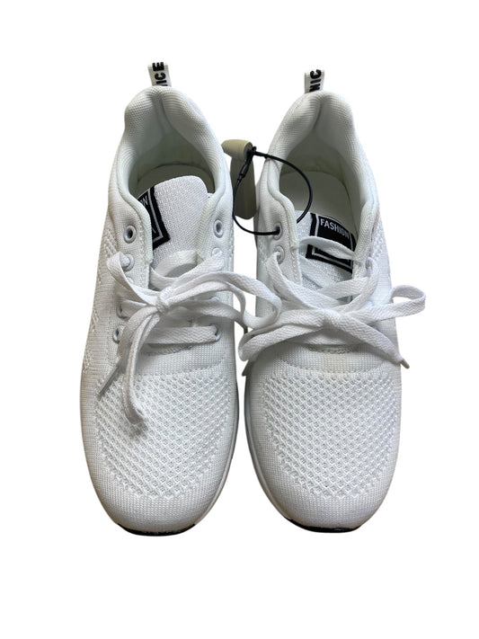 Shoes Athletic By Clothes Mentor In White, Size: 7