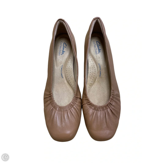 Shoes Flats By Clarks In Tan, Size: 9