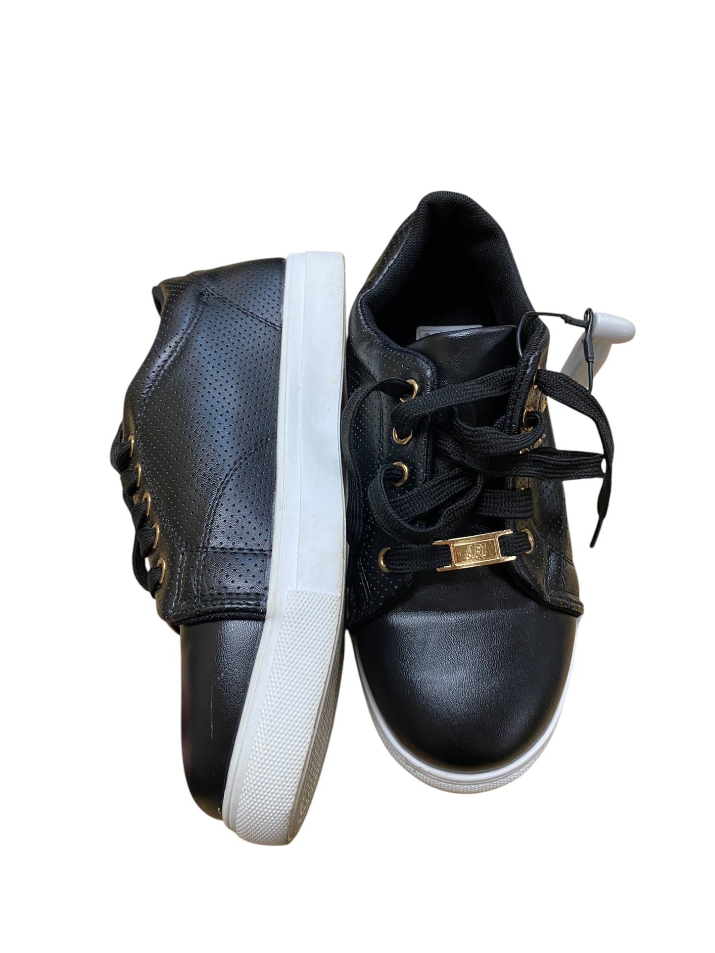 Shoes Sneakers By Clothes Mentor In Black, Size: 7