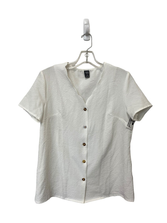 White Top Short Sleeve Clothes Mentor, Size S