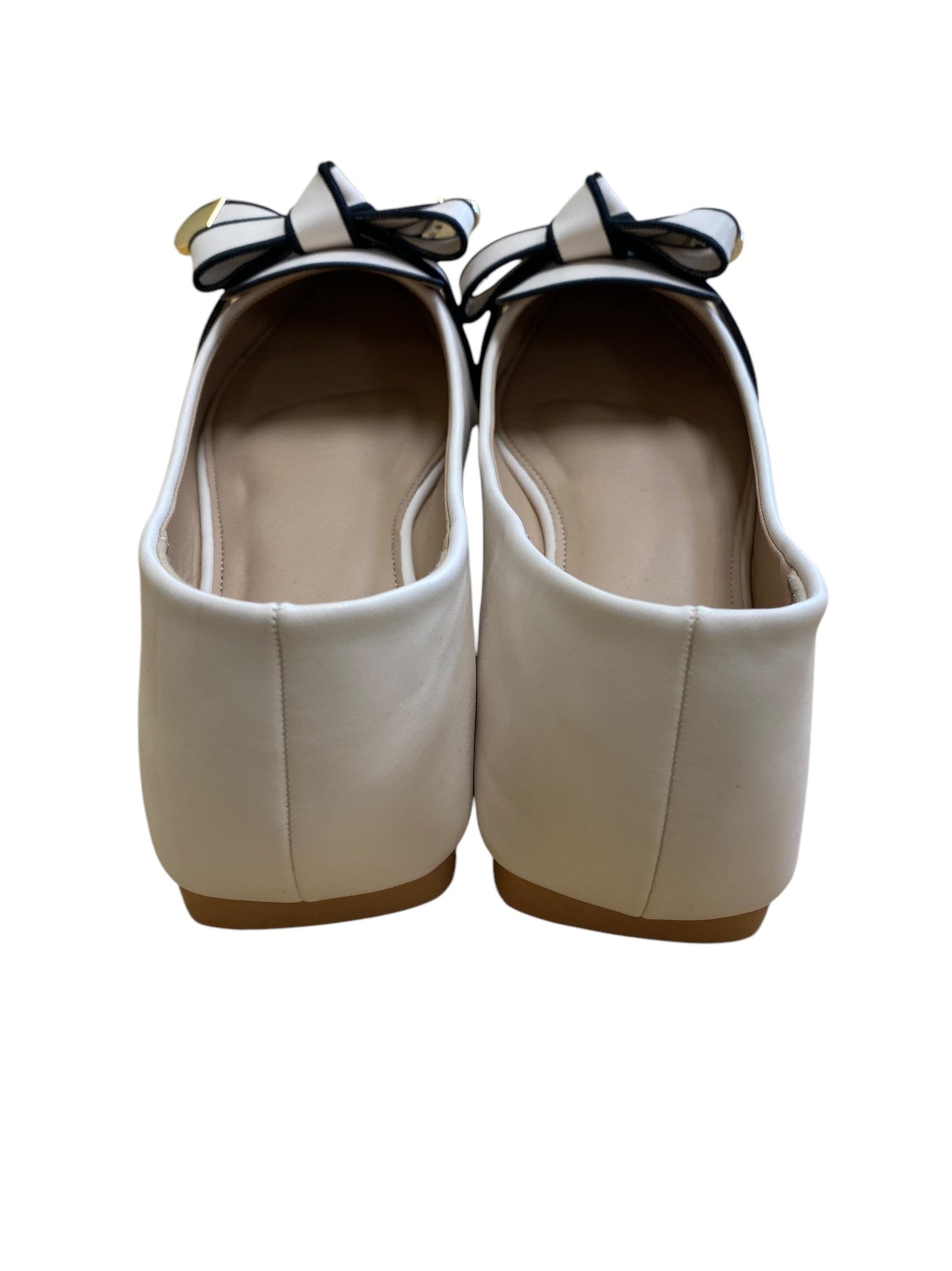 Shoes Flats By Clothes Mentor In Cream, Size: 10