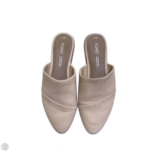 Shoes Flats By Toms In Tan, Size: 5.5