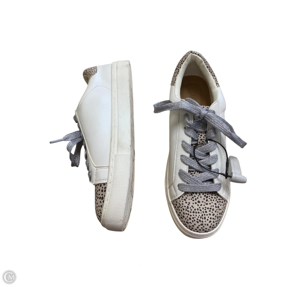 Shoes Sneakers By Universal Thread In White, Size: 9