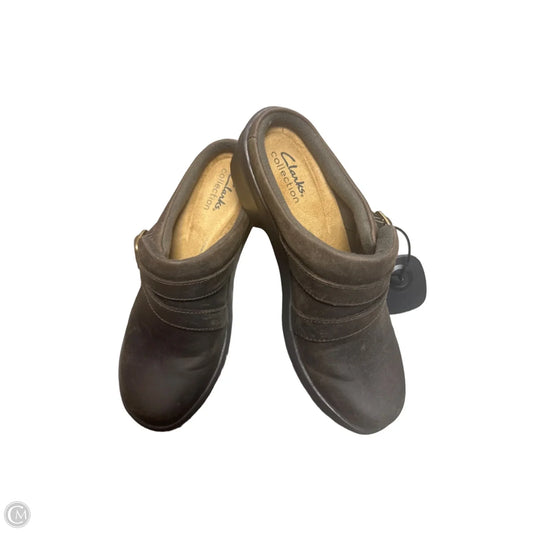 Shoes Flats By Clarks In Brown, Size: 5.5