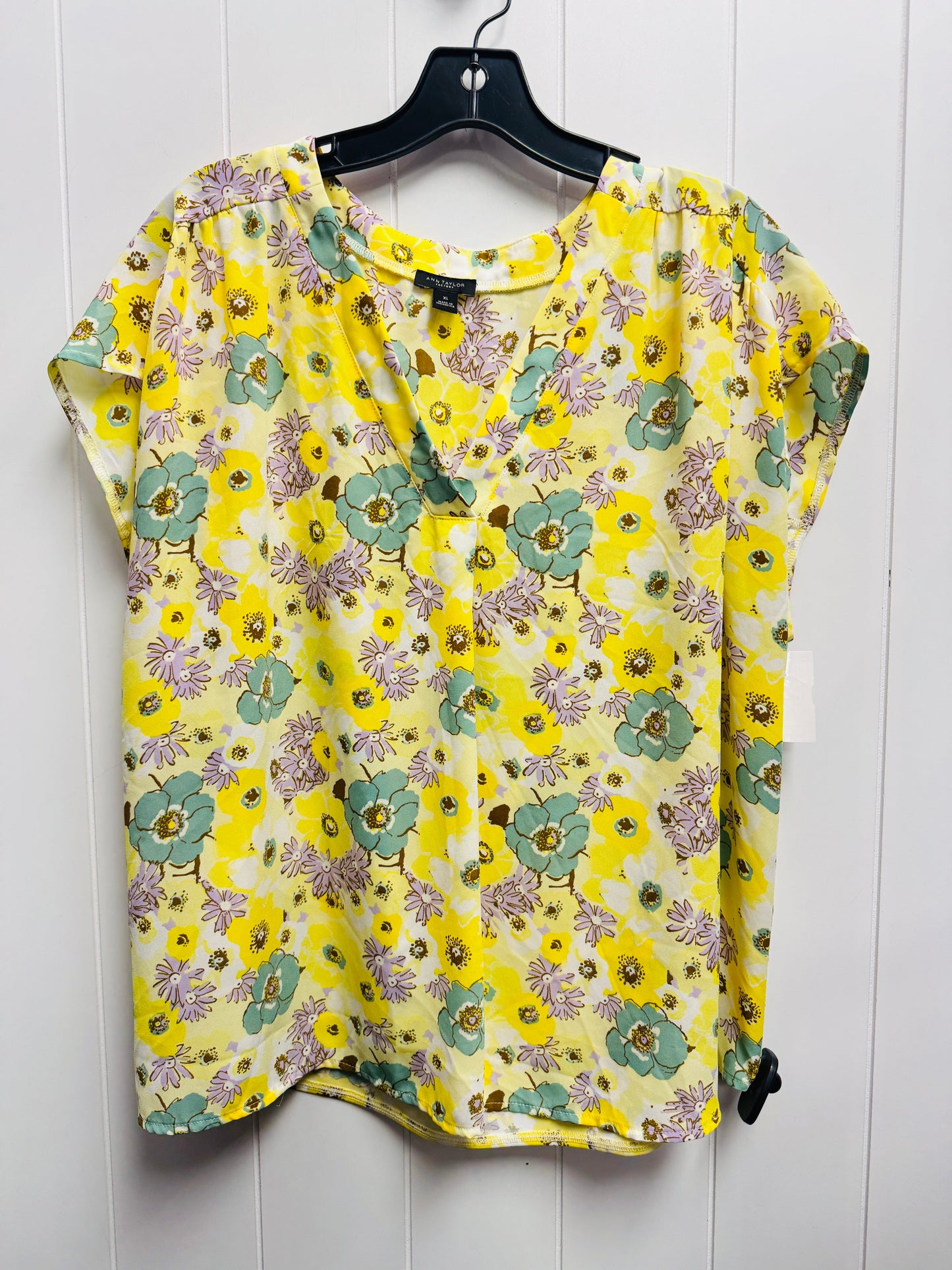 Top Short Sleeve By Ann Taylor In Green & Yellow, Size: Xl