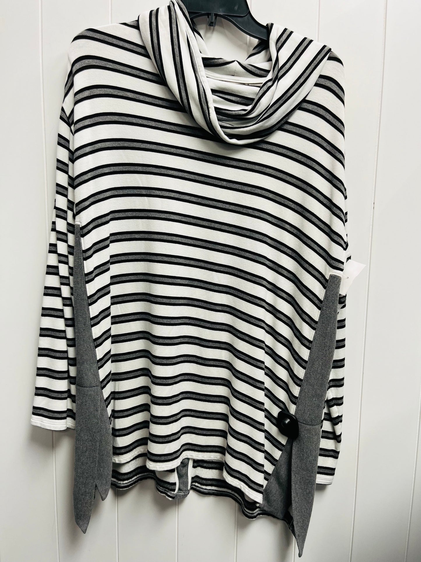 Top Long Sleeve By Chicos In Grey & White, Size: L