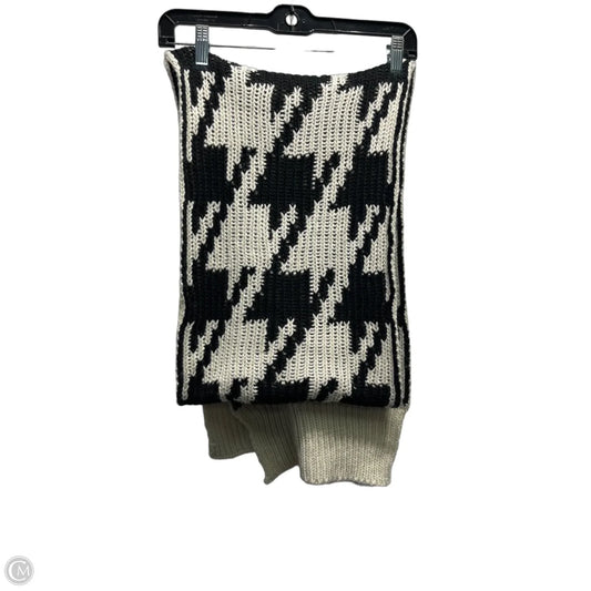 Scarf Winter By Clothes Mentor In Black & Cream