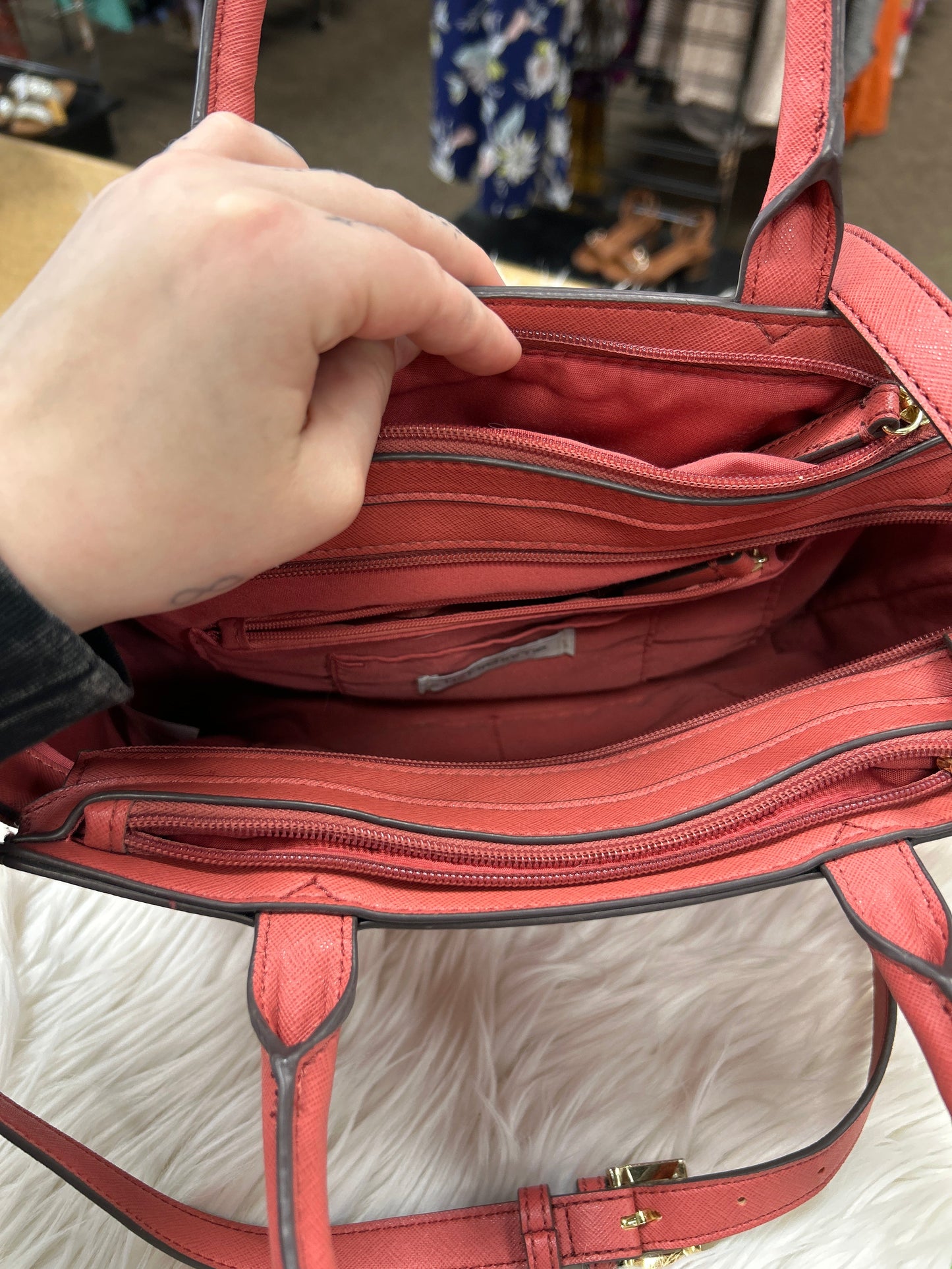 Handbag By Liz Claiborne In Coral, Size:Medium