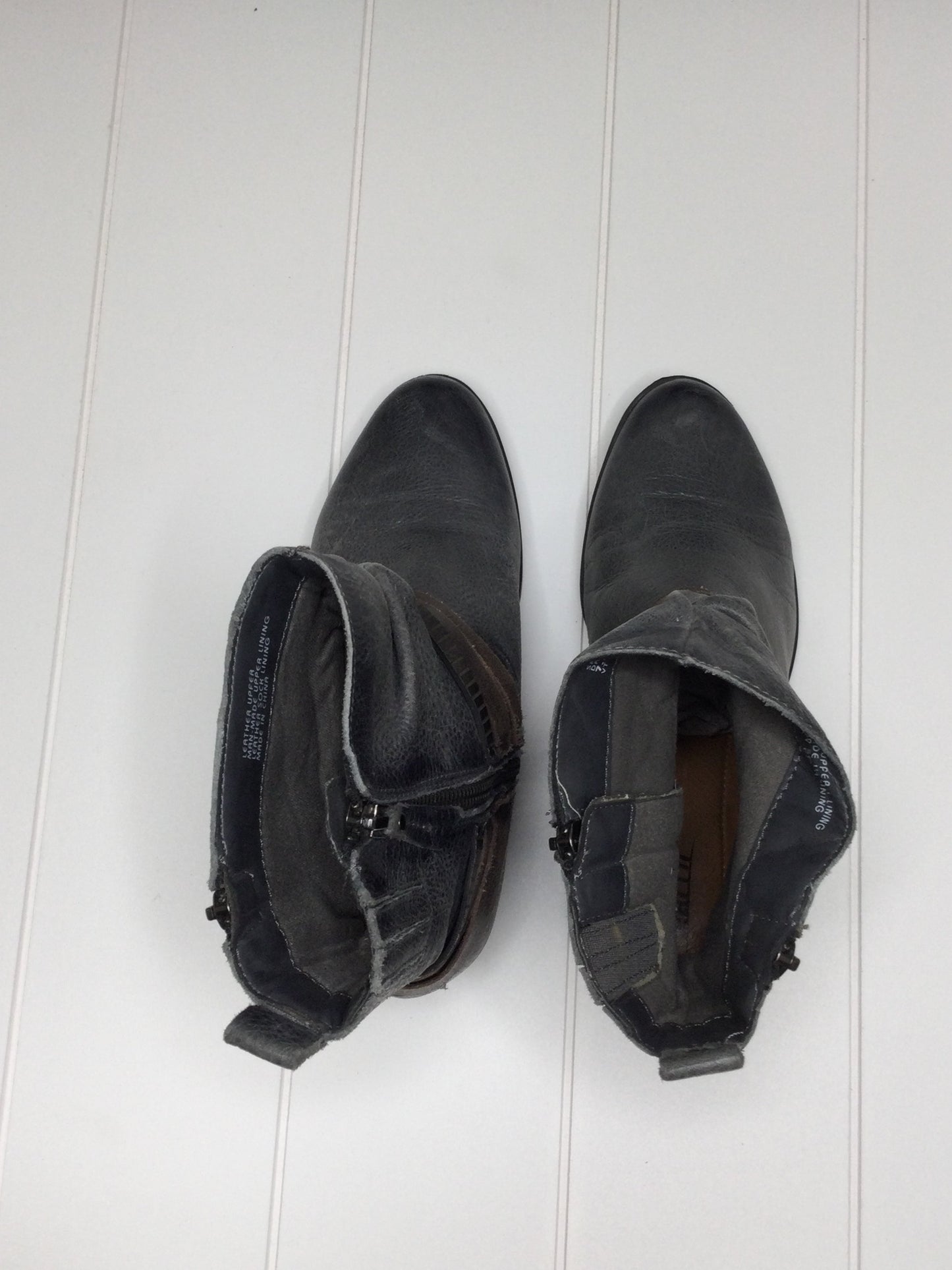 Boots Ankle Heels By Earth  Size: 7.5