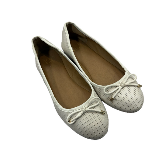 Shoes Flats By Crown And Ivy In Cream, Size: 6.5