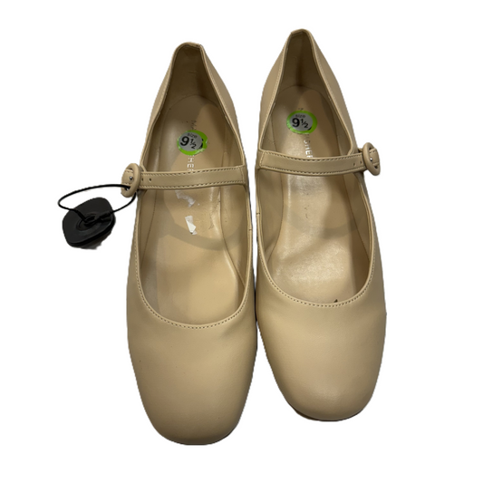 Shoes Flats By Marc Fisher In Cream, Size: 9.5