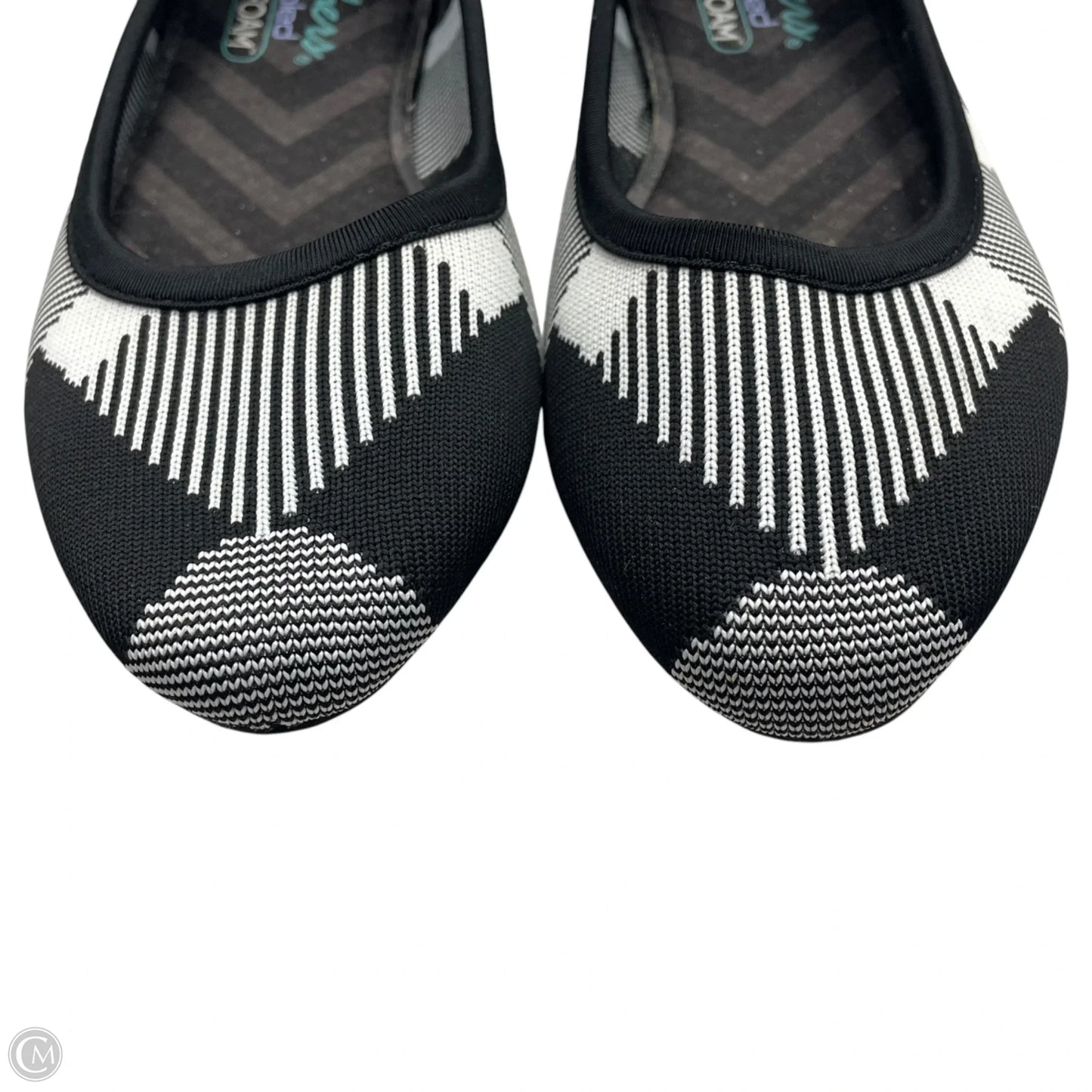Shoes Flats By Skechers In Black & White, Size: 6.5