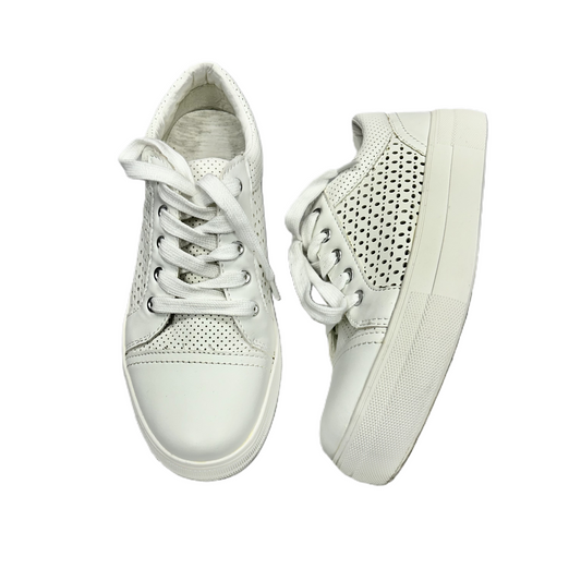White Shoes Sneakers By Soda, Size: 6