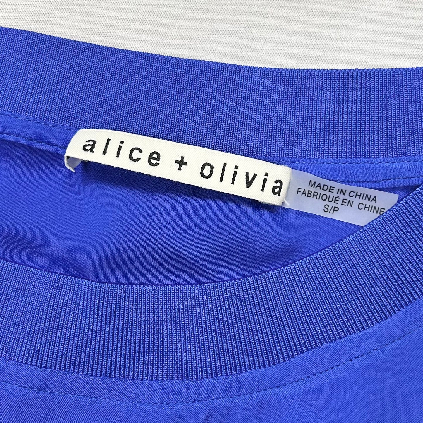 Top Short Sleeve Designer By Alice + Olivia In Blue, Size: S