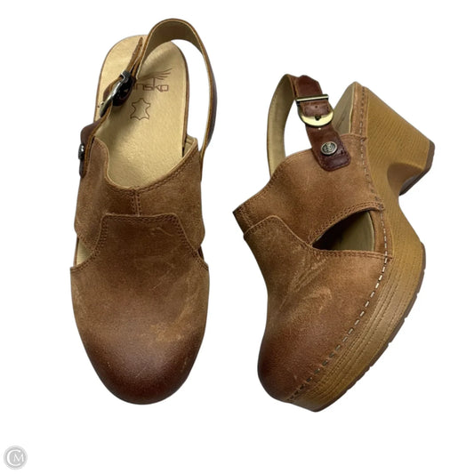 Shoes Heels Wedge By Dansko In Tan, Size: 7.5