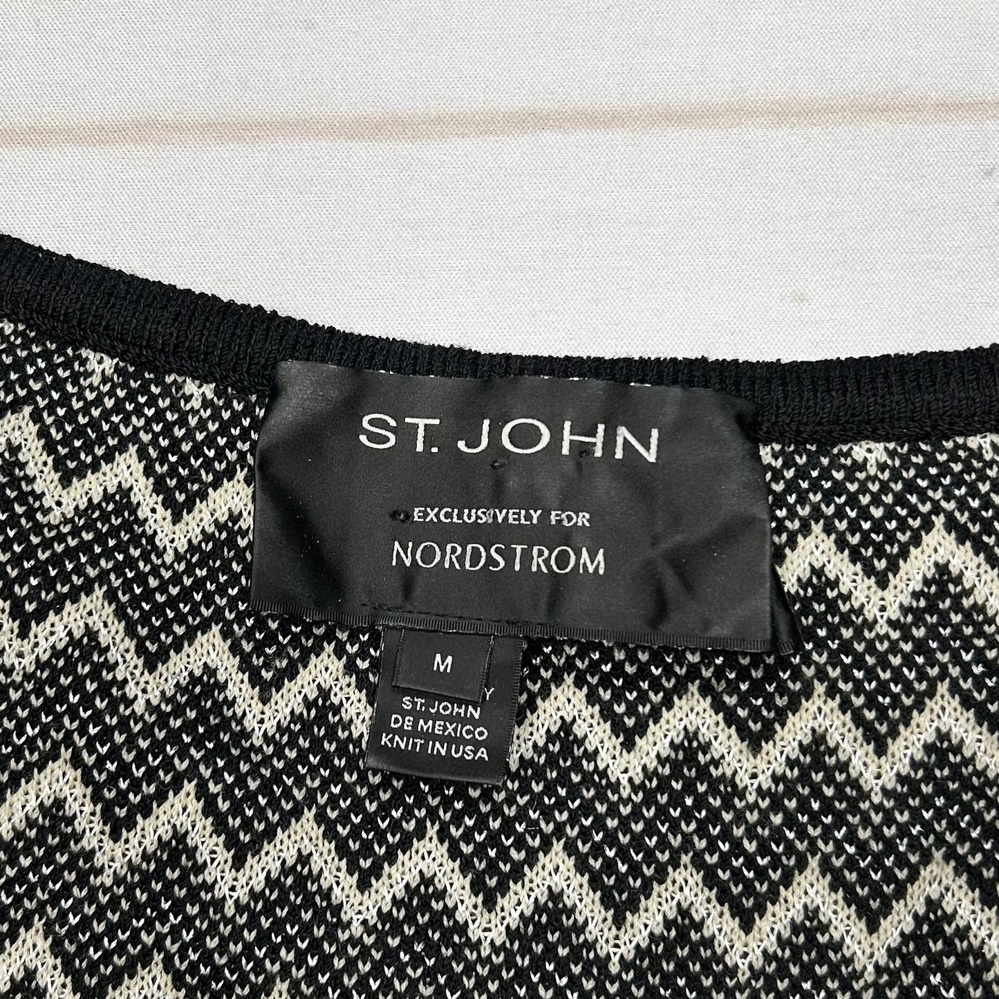 Top Sleeveless Designer By St. John In Chevron Pattern, Size: M