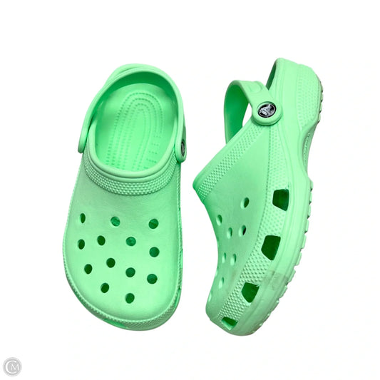 Shoes Flats By Crocs In Green, Size: 9