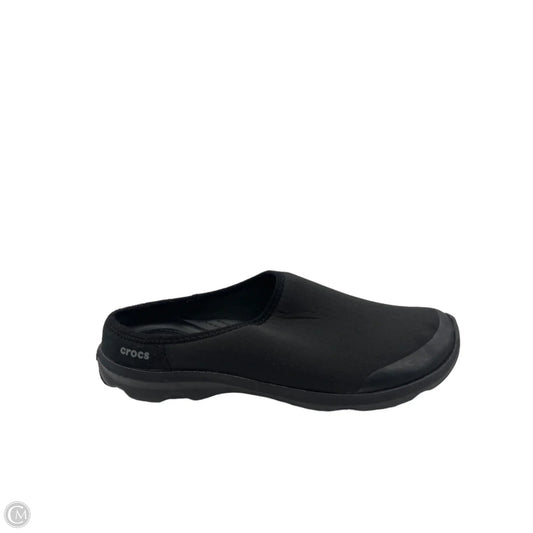 Shoes Flats By Crocs In Black, Size: 8