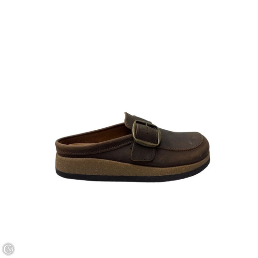 Shoes Flats By White Mountain In Brown, Size: 8