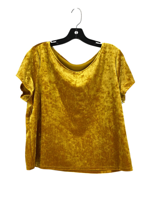 Top Short Sleeve Basic By Clothes Mentor In Yellow, Size: L