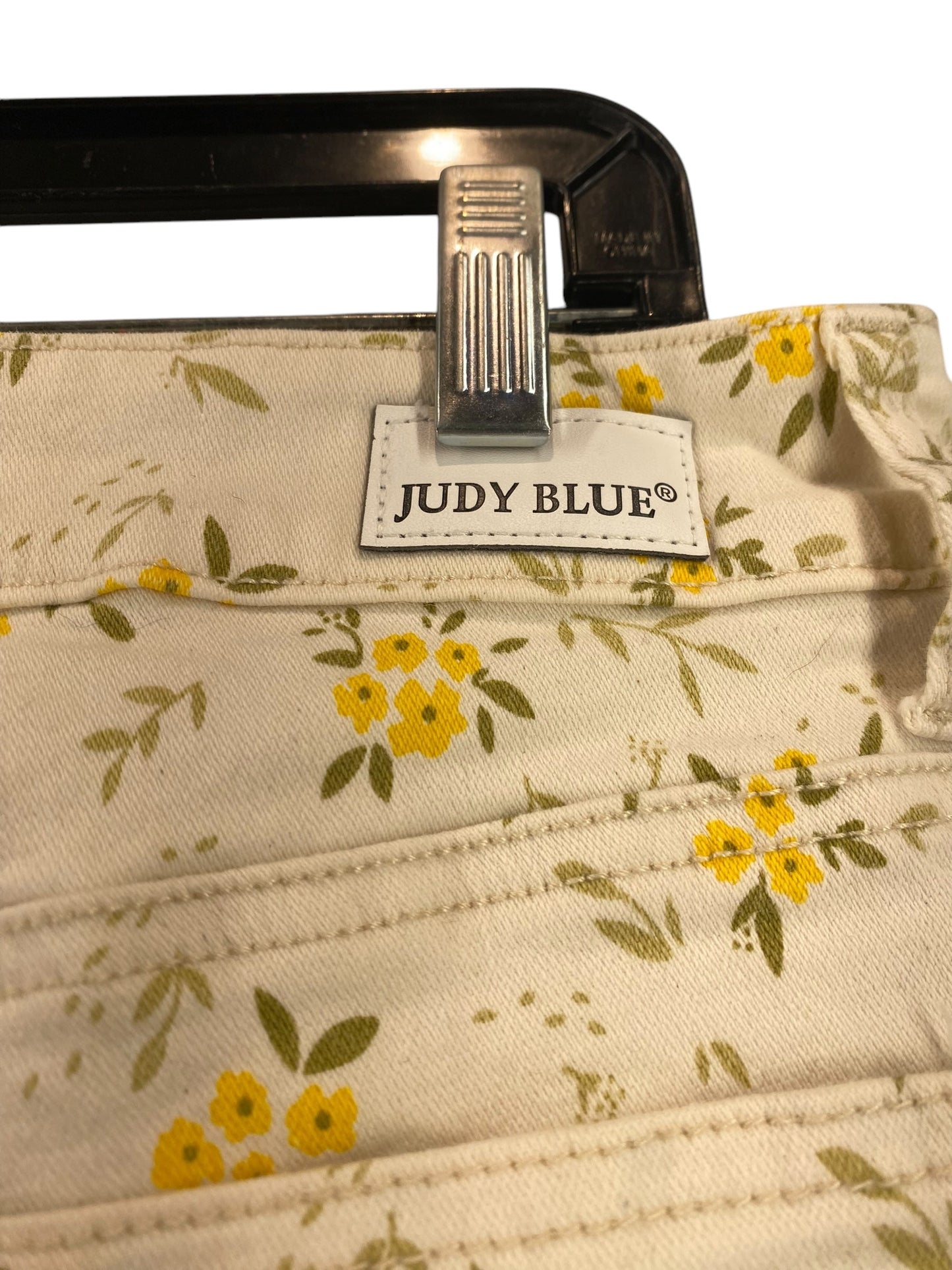 Shorts By Judy Blue In White, Size: Xl