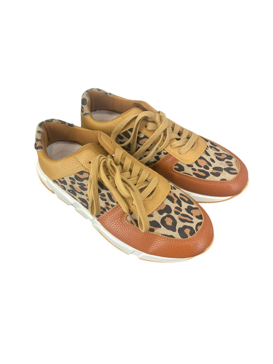 Shoes Sneakers By Clothes Mentor In Animal Print, Size: 9