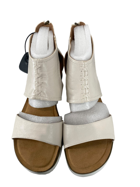 White Sandals Flats Torrid, Size 10