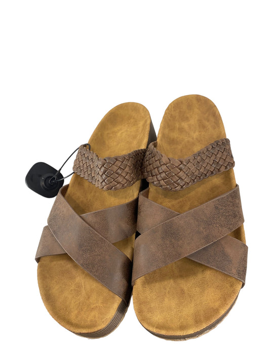 Brown Sandals Flats Torrid, Size 10
