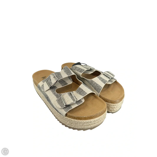 Shoes Flats By Clothes Mentor In Striped Pattern, Size: 11