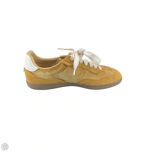 Shoes Sneakers By Steve Madden In Gold, Size: 7