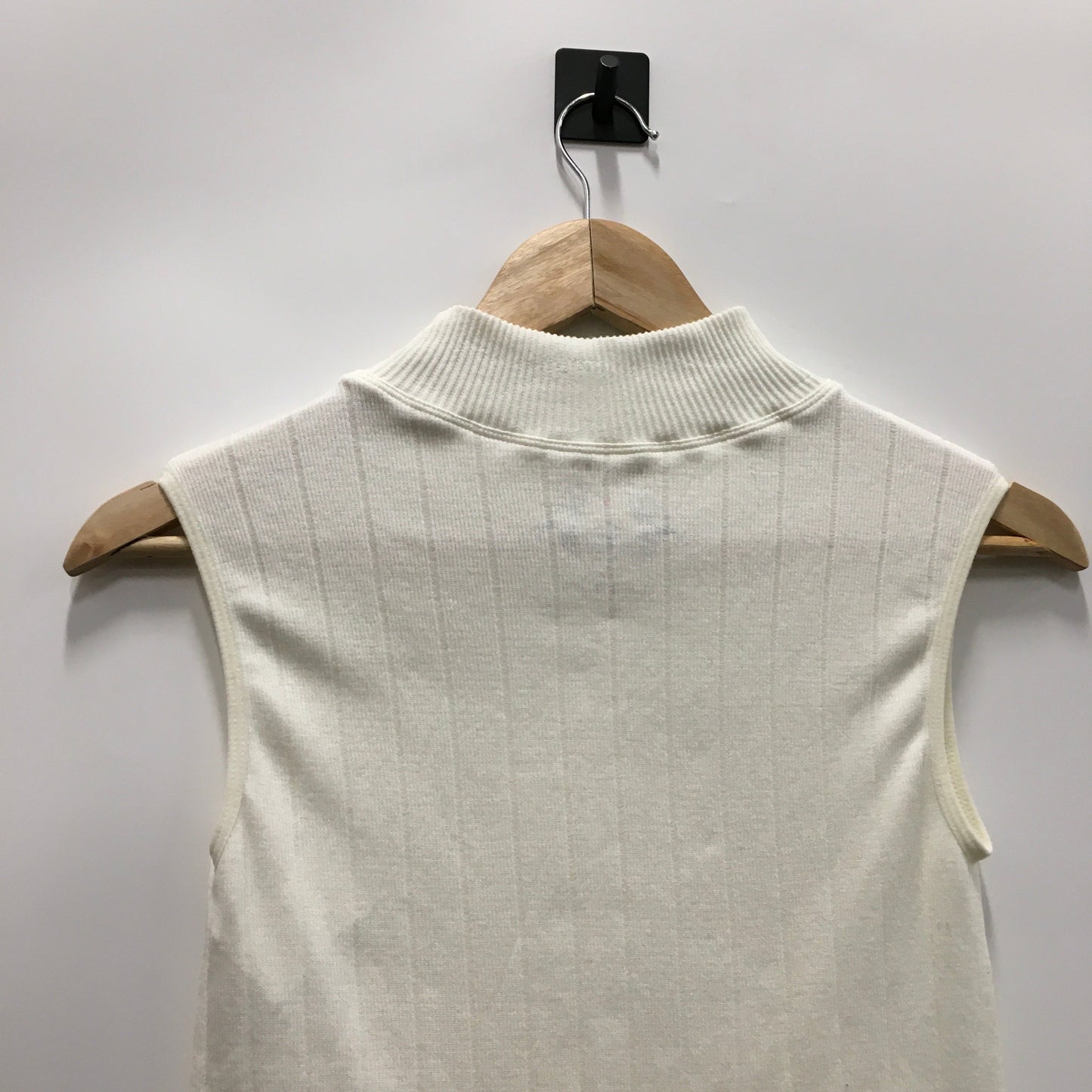 Top Sleeveless By Love In Cream, Size: L