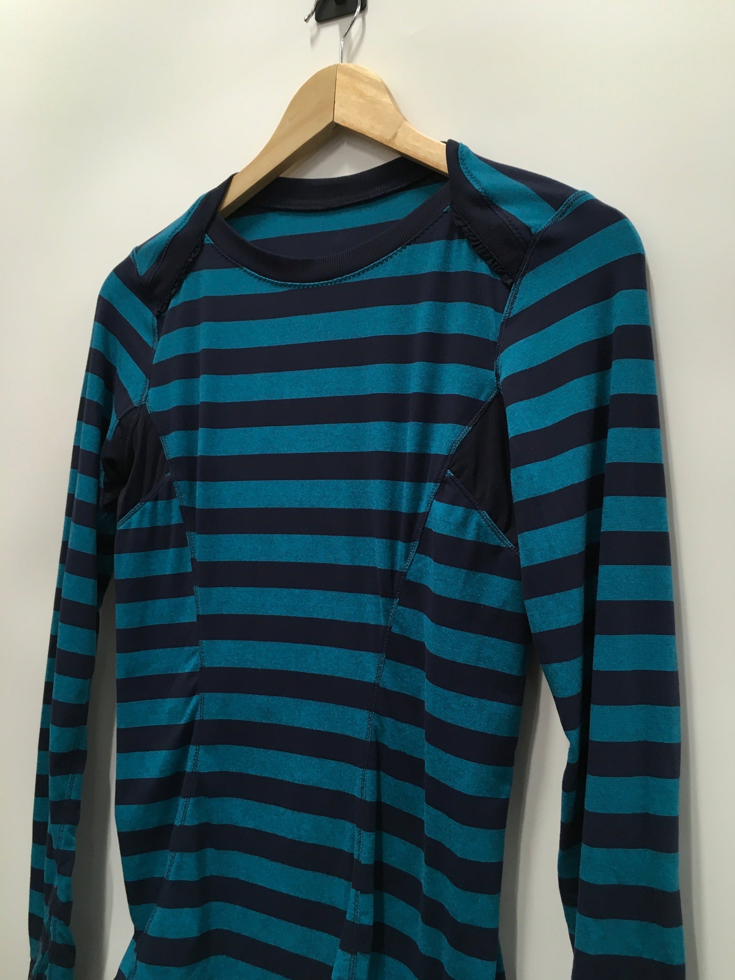 Athletic Top Long Sleeve Crewneck By Lululemon In Striped Pattern, Size: 4